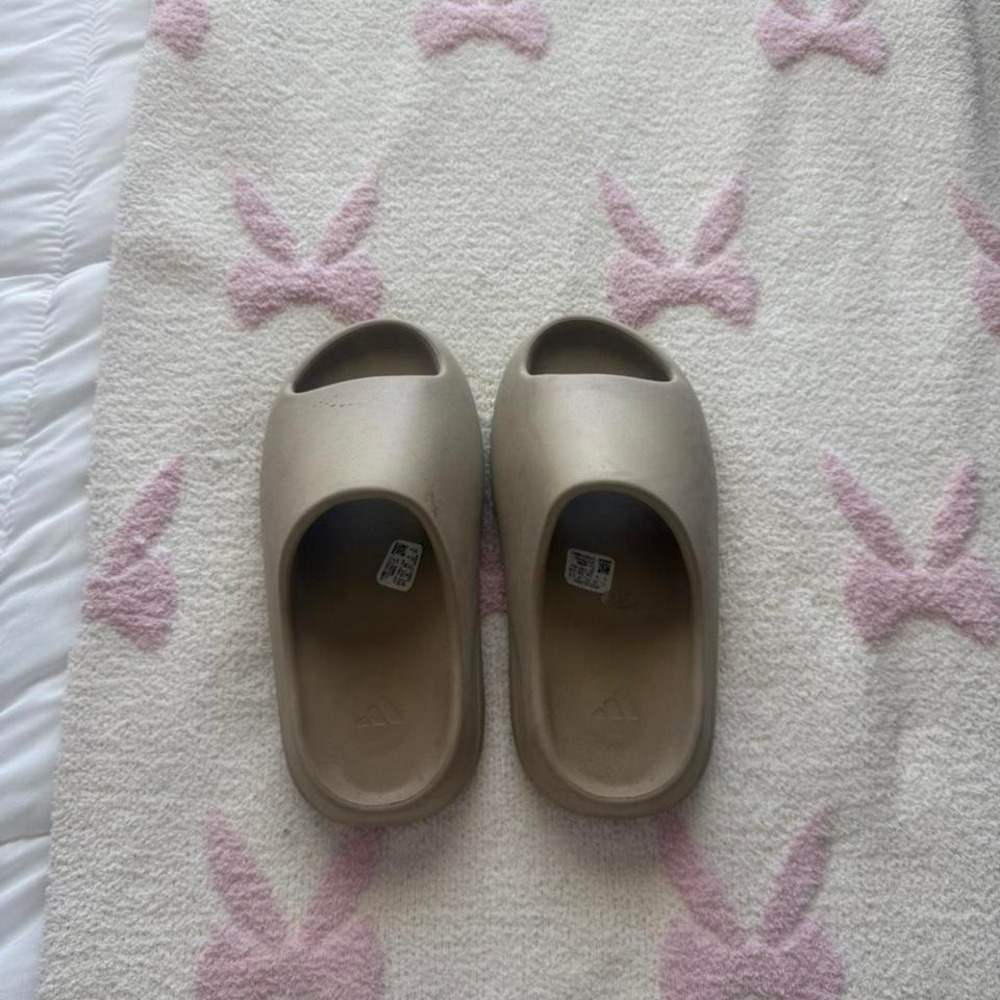Cream‎ Yeezy slides